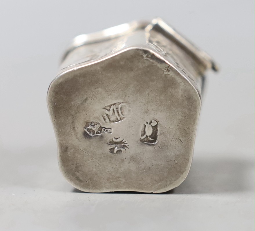 A late 19th/early 20th century Dutch white metal pill box, 32mm.